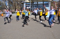 В Воткинске прошел флешмоб, посвященный Международному дню детского телефона доверия