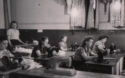Бригада швей за работой в пошивочной мастерской Воткинского городского торга. 1958г.