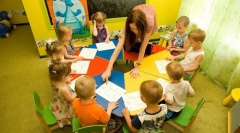 Многодетные родители могут стать воспитателями семейных детских садов