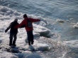 Выходить на прудовой лёд опасно